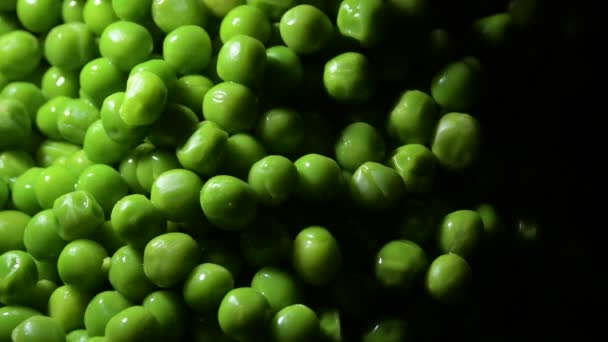 Guisantes Verdes Frescos Girando Una Bandeja Con Luz Íntima — Vídeo de stock