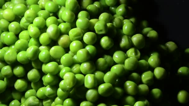 緑のエンドウ豆は親密な光でジャイティング — ストック動画