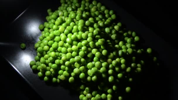 Mountain Green Peas Gyrating Black Tray — Stock Video