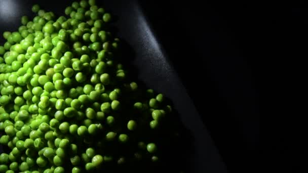 Свіжий Зелений Горох Звисає Чорному Підносі Інтимним Світлом — стокове відео