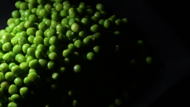 Montaña Guisantes Verdes Frescos Girando Una Bandeja Negra Con Luz — Vídeo de stock