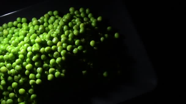 Grüne Erbsen Rotieren Auf Einem Schwarzen Tablett — Stockvideo