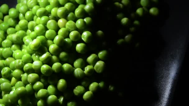 一堆堆新鲜绿豆在一个黑色盘子里旋转 — 图库视频影像