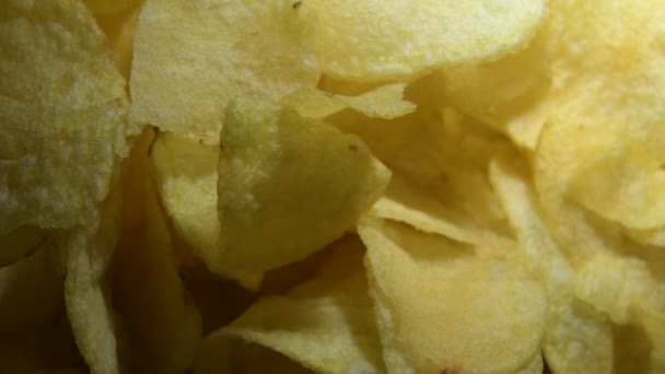 Berg Van Aardappel Chip Met Intieme Licht Draaiende — Stockvideo