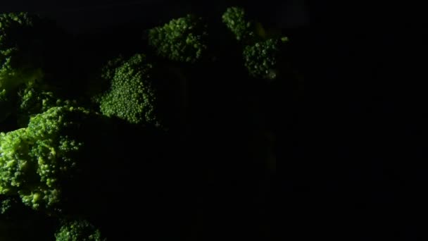 Ramas Brócoli Girando Con Luz Íntima — Vídeos de Stock