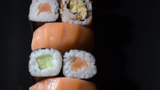 Sushi Rolls Sady Gyrating Černém Podnosu Studiu — Stock video