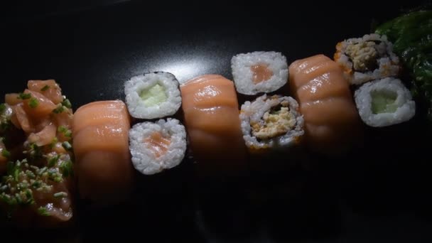 Salmon Wakami Dan Sushi Rolls Sets Gyrating Dengan Cahaya Intim — Stok Video