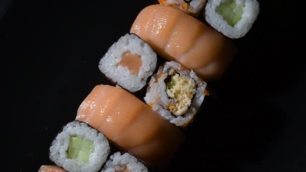 Sushi Rolls Uppsättningar Gyrating Svart Bricka — Stockvideo