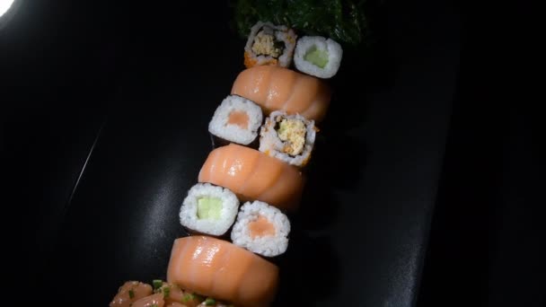 Sushi Rolls Met Zalm Een Zwart Dienblad — Stockvideo