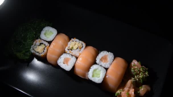 Černý Tác Sadou Sushi Rohlíků Lososem Wakami Rotační — Stock video