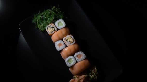 Fekete Tálca Sushi Tekercs Készlet Lazac Wakami — Stock videók