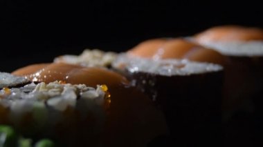 Suşi kıvrımları özel bir ışıkla ayarlar.