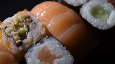 Siyah tepside somonla suşi yuvarlama seti