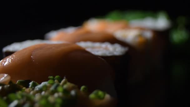 Sushi Sätter Rullar Med Lax Gyrating Med Ett Intimt Ljus — Stockvideo