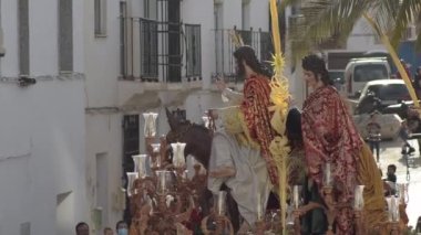 Pollinica Kardeşliği, Kutsal Hafta 'da sokaktaki insanlarla yürüyüş yapıyor. Avuç içi. Velez Malaga, Endülüs, İspanya