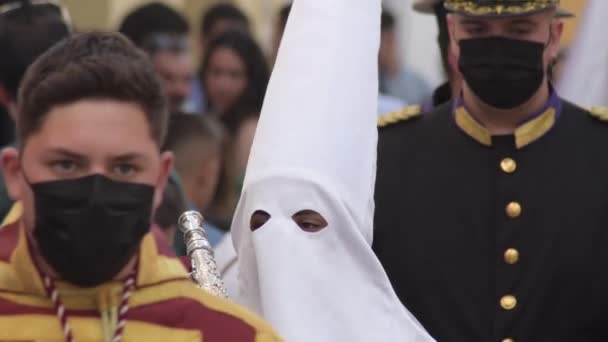 在圣周的游行中忏悔 棕榈星期日 Velez Malaga 西班牙 — 图库视频影像