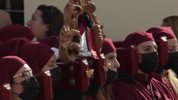 성주에는 스러운 행렬을 벌이는 여자들 왕좌에 앉는다 선데이 스페인의 벨레스말라 — 비디오