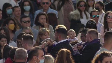 Trompet ve rüzgâr enstrümanları ile bando kutsal bir hafta içinde yürür.