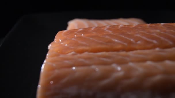 Fillet Salmon Segar Berputar Dalam Cahaya Intim — Stok Video