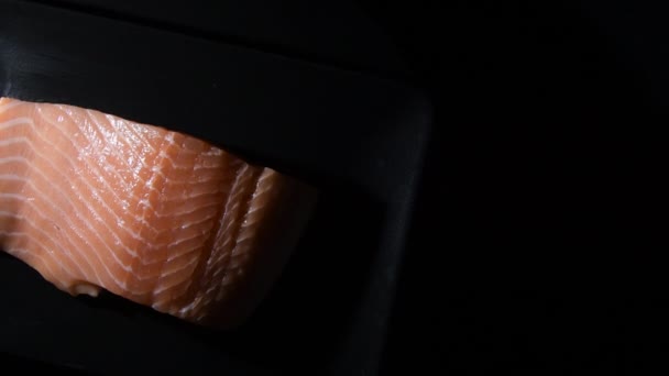 Salmon Segar Steak Kiri Pada Nampan Hitam Berputar — Stok Video
