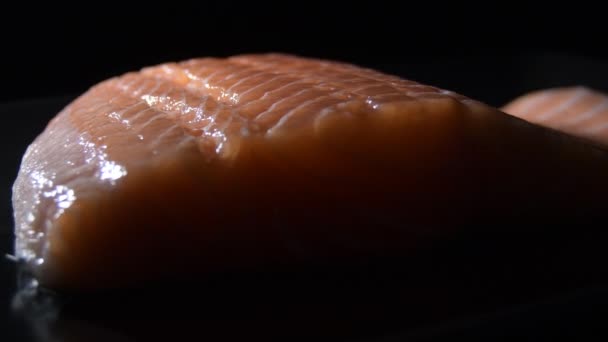 Świeży Surowy Filet Łososia Gyrating Czarnym Tle — Wideo stockowe