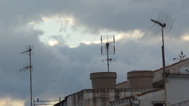Alte Fernsehantennen Mit Wolkenverhangenem Sonnenuntergang Himmel — Stockvideo