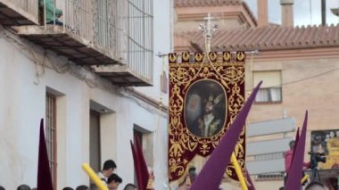 İsa 'nın resminin olduğu pankart Gethsemane' de kutsal bir hafta töreninde dua ediyor. Kutsal Çarşamba. Velez Malaga, Endülüs, İspanya