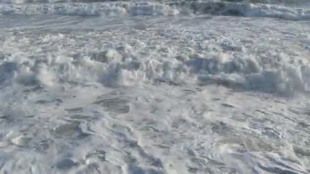 Κύματα Θάλασσας Λευκό Αφρό Εισέρχονται Δύναμη Στο Ηλιοβασίλεμα — Αρχείο Βίντεο
