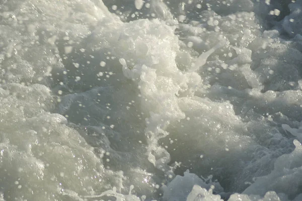 Gün batımında dalgalı beyaz köpük