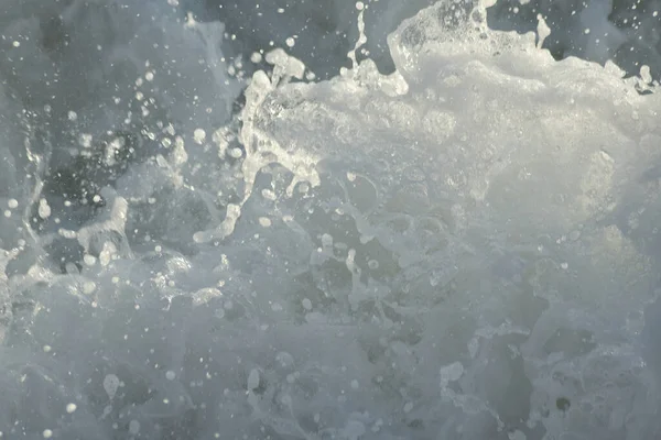 Dalgalar beyaz köpüklü, dalgalı deniz.