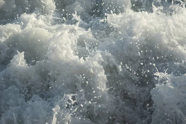 落日时海浪汹涌中的白色泡沫 — 图库照片
