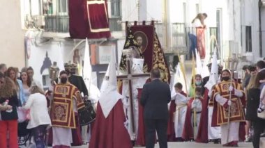 Kutsal haftanın geçit töreninde rehber haçla birlikte tövbe edin. Avuç içi. Velez Malaga, Endülüs, İspanya