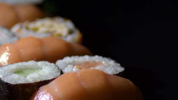 Sushi Rolls Med Lax Studio Gyrating — Stockvideo