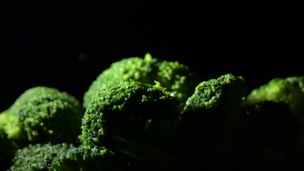Verse Broccoli Met Intiem Licht Draaiend — Stockvideo