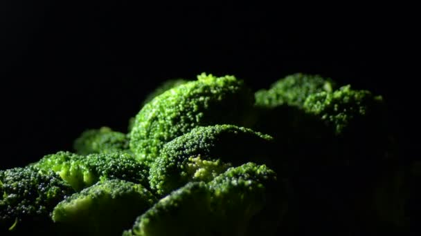 Fresh Broccoli Mountain Gyrating Intimate Light — Vídeos de Stock