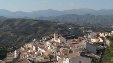 Gün batımında dağların arasında Iznatif köy, Axarquia, Malaga, İspanya
