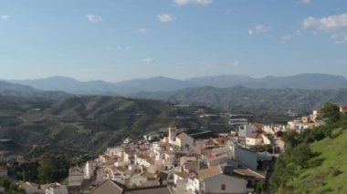 Gün batımında dağların arasında Iznatif 'in küçük bir köyü, Axarquia, Malaga, İspanya