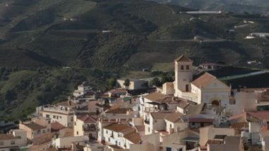 Gün batımında Iznatif 'in küçük bir köyü, Axarquia, Malaga, İspanya