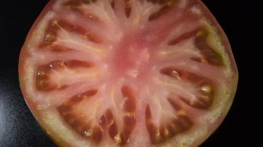 Olgun kırmızı domates kesimi