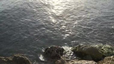 Gün batımında limanda kayalar