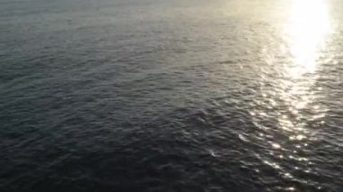 Günbatımında güneşin tam denizin dalgalarında yansıması.
