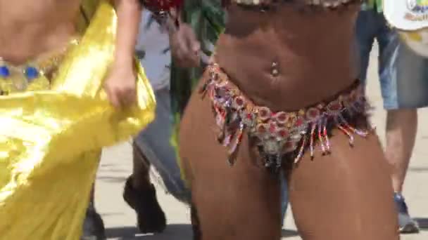 女の子はサンバを踊り ブラジルの通りのパレードで歩く — ストック動画