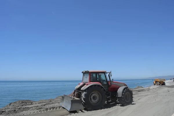 Tractor Machine Nivelating Sand Beach — ストック写真