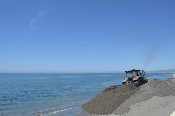 Plajların Yenilenmesi Için Kumları Hareket Ettiren Çekici Makine — Stok fotoğraf