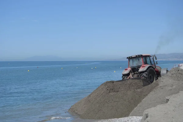 Plajların Yenilenmesi Için Kumları Hareket Ettiren Çekici Makine — Stok fotoğraf