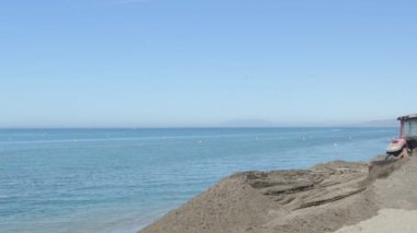 Traktör kumsalların yenilenme çalışmalarında kumu nipeliyor