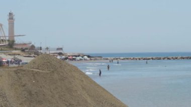 Plajların yenilenmesi üzerine çalışan kazı makinesi