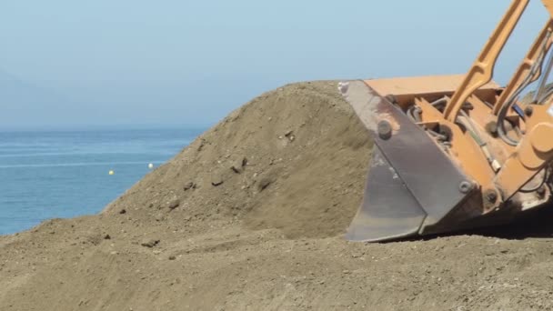 Graafmachine Werken Het Strand Een Zonnige Dag — Stockvideo