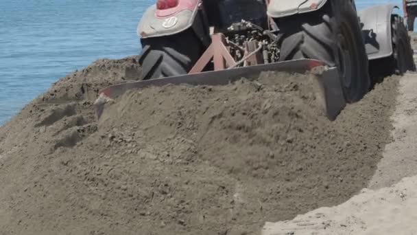 Трактор Нивелирующий Песок Работах Регенерации Пляжей — стоковое видео