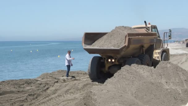 Truck Unloading Sand Together Beach Works Generation Beaches — Stock video